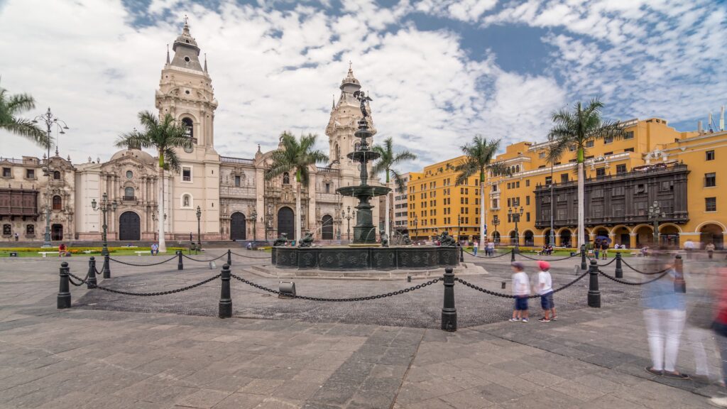 Plaza mayor de lima en un dia soleado